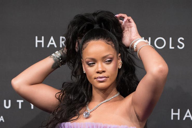 Rihanna'nın Çok Konuşulan Koltuk Pozu - 4