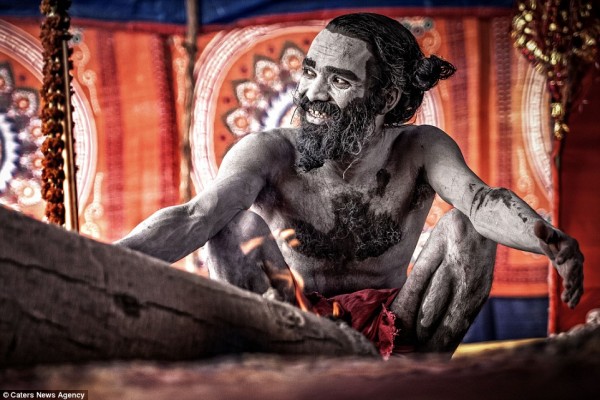 Hindistan'ın Ölülerini Afiyetle Mideye İndiren Kabilesinin 15 Tuhaf Geleneği - 3