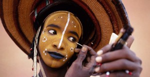 Erkeklerin Makyajlar Yapıp Kadınlara Görücüye Çıktığı Afrika Kabilesi