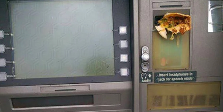 ATM Önünde Çekilmiş Eşine Az Rastlanır Manzaralar - 2