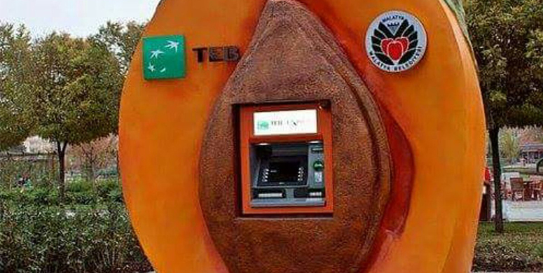 ATM Önünde Çekilmiş Eşine Az Rastlanır Manzaralar - 3