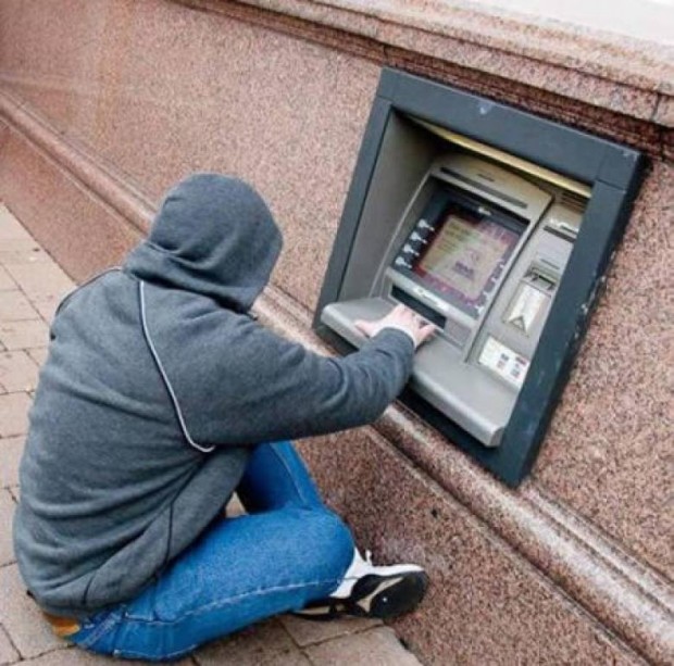 ATM'den Para Çekmek İçin Farklı Bir Yol Deneyen 15 Sıradışı Tip - 3