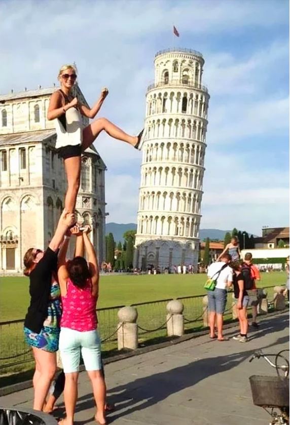 'Pisa Kulesi ile Poz Vermek Klişe' Diyenlere İnat Yaratıcı Turistlerden 15 Havalı Fotoğraf - 3