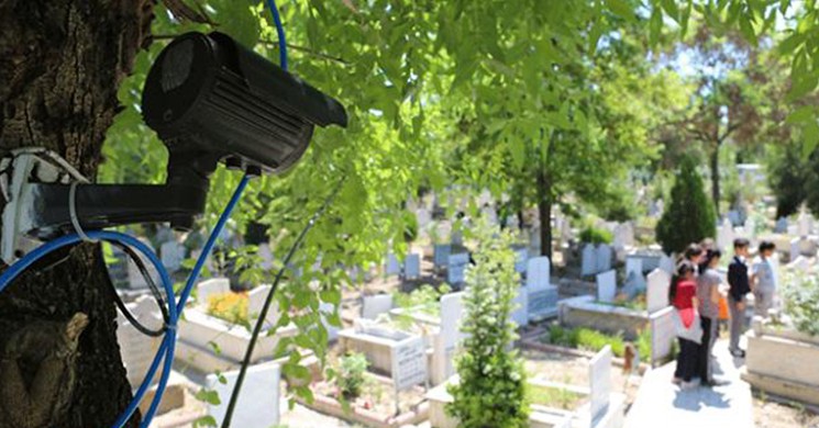 Çorumlu Vatandaşlar 'Mezarlıkta Ağlayan Kız'ın Peşine Düştü, Gizemi Kameralar Çözecek
