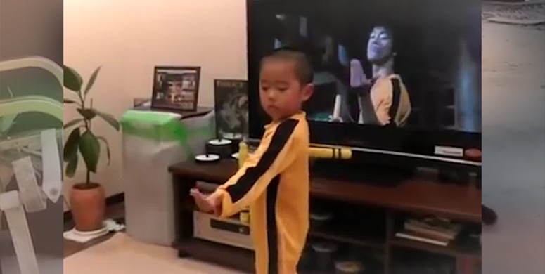 Küçük Çocuğun Bruce Lee Hayranlığı Görenleri Şaşırtıyor
