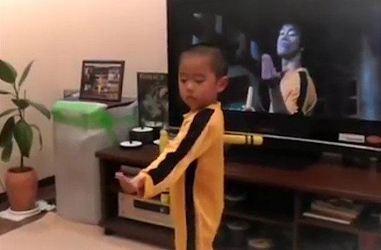 Küçük Çocuğun Bruce Lee Hayranlığı Görenleri Şaşırtıyor