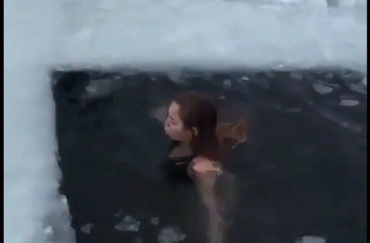 Buzullarda Yüzen Cesur Kadın