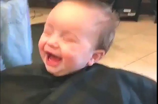 İlk Kez Saç Tıraşı Olan Minik Bebeğin Görülmeye Değer Mutluluğu
